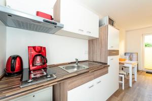 Kuchyň nebo kuchyňský kout v ubytování Appartementhaus mit Balkon im Ostseebad Göhren VM