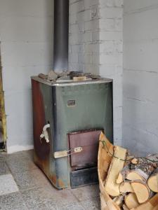 ein alter Kühlschrank neben einer Wand in der Unterkunft Villa Lavijoki in Karesuvanto