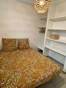 uma cama num quarto com em Vaste Appartement Rénové - Centre Ville em Bourg-en-Bresse