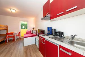 Kuchyň nebo kuchyňský kout v ubytování Appartementhaus mit Balkon im Ostseebad Göhren VM