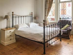 um quarto com uma cama, uma cadeira e uma janela em Sandancer em South Shields