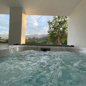 einen Whirlpool mit Bergblick in der Unterkunft Villa San Antonio-exclusive apartments in Baška