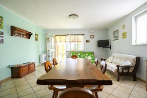 un salon avec une table en bois et un canapé dans l'établissement La Collina degli Ulivi, à Bari Sardo