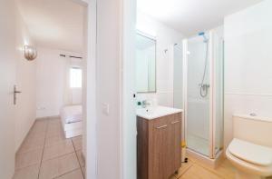 een badkamer met een toilet, een douche en een wastafel bij Sea Front apartment in Ibiza-stad