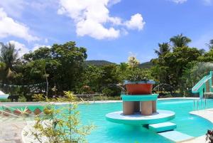 una piscina en un complejo con una maceta en Cadaya Resorts 