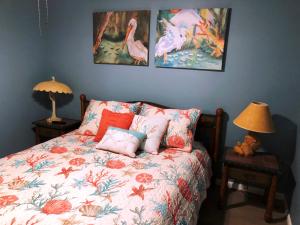 Postel nebo postele na pokoji v ubytování 502 Tarpon Pond Cottage