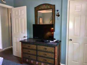 TV a/nebo společenská místnost v ubytování 502 Tarpon Pond Cottage