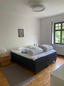 1 dormitorio con 1 cama en una habitación blanca en Apartment Garbo, en Estocolmo