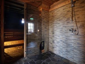 La salle de bains est pourvue d'une douche avec une porte en verre. dans l'établissement Jõemaja, à Oiu