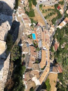uma vista aérea de uma fila de casas e de uma estrada em Apartamento con vistas a la piscina y al castillo templario em La Iruela