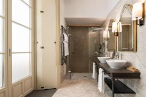 a bathroom with two sinks and a shower at Áurea Casa Palacio Sagasta by Eurostars Hotel Company in Cádiz