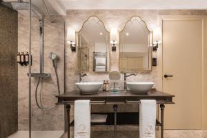 a bathroom with two sinks and a shower at Áurea Casa Palacio Sagasta by Eurostars Hotel Company in Cádiz