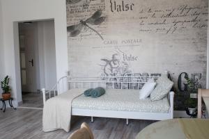 ein Schlafzimmer mit einem Bett mit einer Wand mit einem Schreibtisch in der Unterkunft Kúria Apartman Budapest with free parking in Budapest