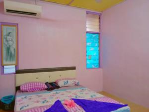 a bedroom with a bed and a window at Gooday homestay in Skudai