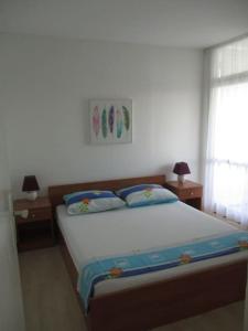 ein Schlafzimmer mit einem großen Bett mit zwei Nachttischen in der Unterkunft DORIS PUNTA SKALA, 2 BEDROOMS in Petrcane
