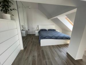 1 dormitorio con 1 cama en el ático en Vacation Station Ptuj, en Videm pri Ptuju