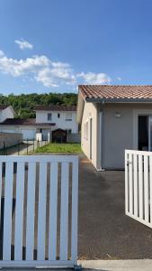 una cerca blanca frente a una casa en Maison Flore Arena, Gendarmerie, Rocade, en Bouliac