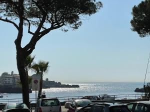 un estacionamiento con autos estacionados al lado del océano en iitana Luxury Apartment - Catania Fronte Mare en Catania