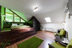 1 dormitorio con paredes verdes y blancas y 1 cama en Bogolvar Retreat Resort, en Antalovtsi