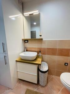 y baño con lavabo y espejo. en Vacation Station Ptuj, en Videm pri Ptuju