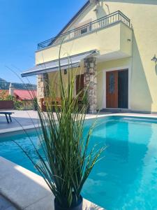 Bazén v ubytování Villa Natura with swimming pool, jacuzzi and sauna nebo v jeho okolí