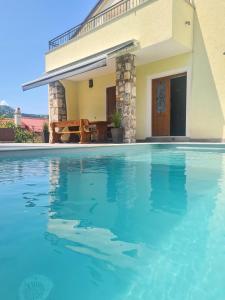 Bazén v ubytování Villa Natura with swimming pool, jacuzzi and sauna nebo v jeho okolí