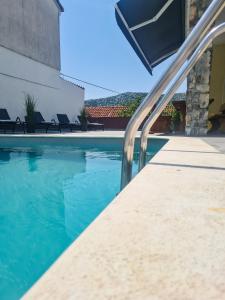 Bazén v ubytování Villa Natura with swimming pool, jacuzzi and sauna nebo v jeho okolí