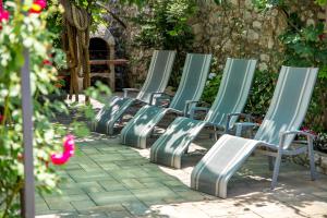 Zahrada ubytování Villa Natura with swimming pool, jacuzzi and sauna