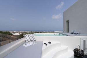 Bazén v ubytování Maeva Suites Santorini nebo v jeho okolí