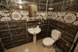 ein Bad mit einem WC und einem Waschbecken in der Unterkunft Osmanlı Konağı - Şerif Paşa Butik Otel in Şanlıurfa