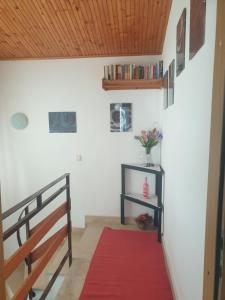einen roten Teppich auf der Treppe eines Hauses in der Unterkunft Apartments Eva in Pula