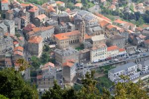 une vue aérienne d'une ville avec des bâtiments dans l'établissement Kallista 1, à San-Giuliano