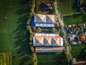 una vista aérea de una casa con patio en Townhouse, Pool & Kitchen, Ubud, Cucus Mondok, en Ubud