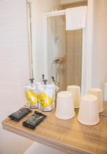 eine Badezimmertheke mit einem Waschbecken und einem Spiegel in der Unterkunft Twenty Business Flats Nîmes Trigone in Nîmes
