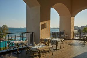 ein Restaurant mit Tischen und Stühlen auf einem Balkon in der Unterkunft Secrets Sunny Beach Resort and Spa - Premium All Inclusive - Adults Only in Sonnenstrand