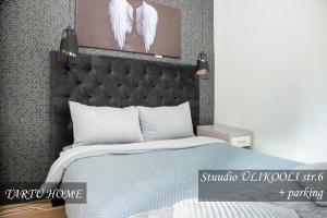 a bedroom with a bed with a black headboard at University City Heart, Tartu Home in Tartu