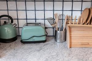 a toaster next to a counter with knives and utensils at Ferienwohnung Grundlsee in Grundlsee