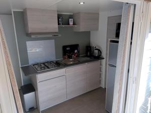 Kuchyň nebo kuchyňský kout v ubytování Joli 2 chambres sur Lumio, vue à couper le souffle. + 6 fotografií