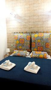 阿沃拉的住宿－O'Paisi Casa Vacanze，床上有两条毛巾