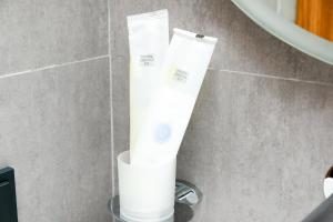 マラガにあるApart-hotel Dreamのバスルーム(壁にトイレットペーパー2本付) +24枚の写真