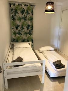 A bed or beds in a room at Spacious Apartment with Views in Málaga, 77 m², Shared Pool