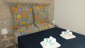 アヴォラにあるO'Paisi Casa Vacanzeのベッド1台(タオル2枚付)が備わる客室です。