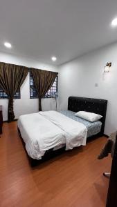 1 dormitorio con 2 camas y 2 ventanas en THE MILKY WAY @ PINE RESORT, en Bukit Fraser