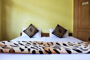 a bedroom with a bed with white sheets and pillows at UpClimb Longstay for bus or taxi only guests in Manāli