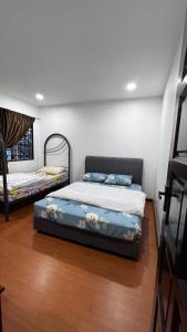 1 Schlafzimmer mit 2 Betten in einem Zimmer in der Unterkunft THE MILKY WAY @ PINE RESORT in Bukit Fraser