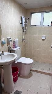y baño con aseo y lavamanos. en THE MILKY WAY @ PINE RESORT, en Bukit Fraser