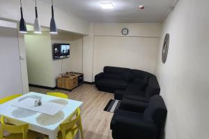 een woonkamer met een bank en een tafel bij The Hideout in Suva