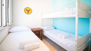 2 camas en una habitación con litera en Welcomely - Casa Tatti, en San Giovanni di Sinis