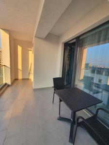 un balcon avec une table et des chaises sur un immeuble dans l'établissement Studio Isabela, à Năvodari