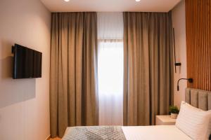 Habitación de hotel con cama y TV en Apart-hotel Dream, en Málaga